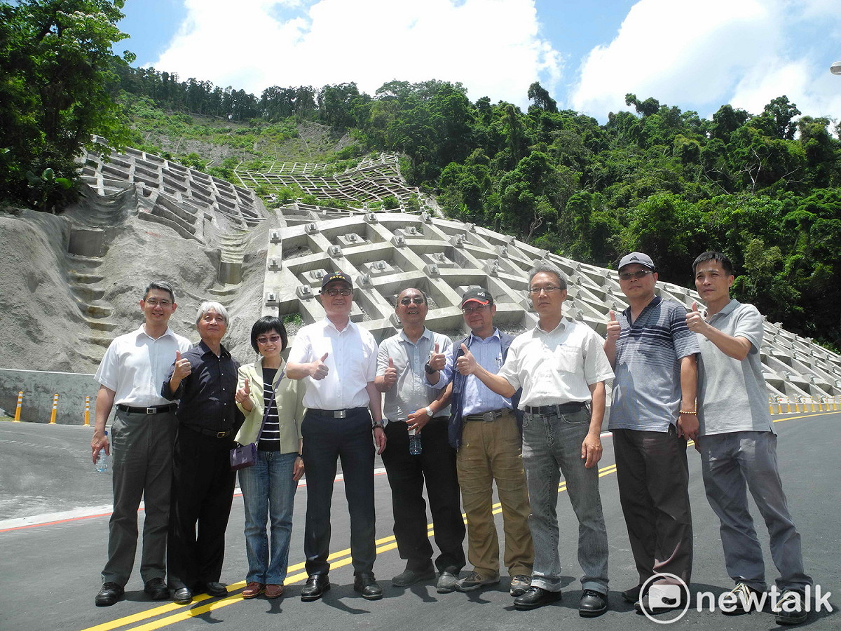 新北市府進行烏來整體災害復建工程終全部完工，副市長李四川（左四）、烏來區長高富貫（左二）及工程團隊，在環山路合影留念。  圖：王峻昌/攝