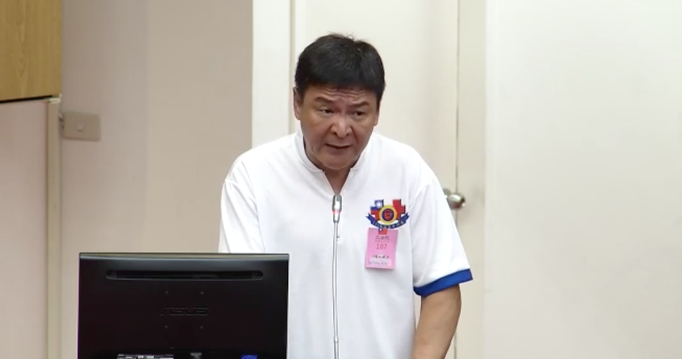立法院外交及國防委員會今（3）日早上舉行「陸海空軍軍官士官服役條例修正草案」公聽會，八百壯士執行長羅睿達今日再度與會表示，退輔會應從照顧老兵開始做起，再來談年金改革。他也批評，政府要軍人共體時艱，其實只是推卸責任的說詞。 圖：翻攝國會直播