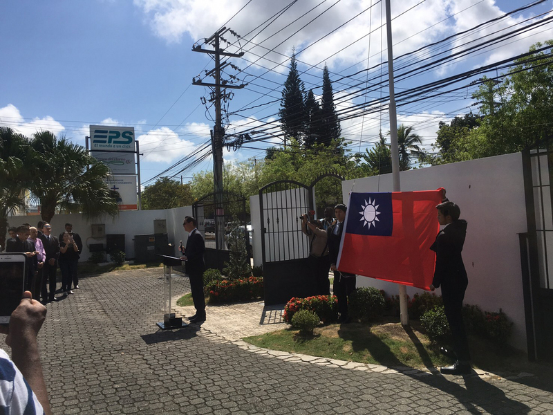 中華民國與多明尼加斷交後，駐多明尼加大使館於當地時間1日下午，舉行降旗典禮，駐多國大使湯繼仁在典禮上致詞。 圖：僑委會提供