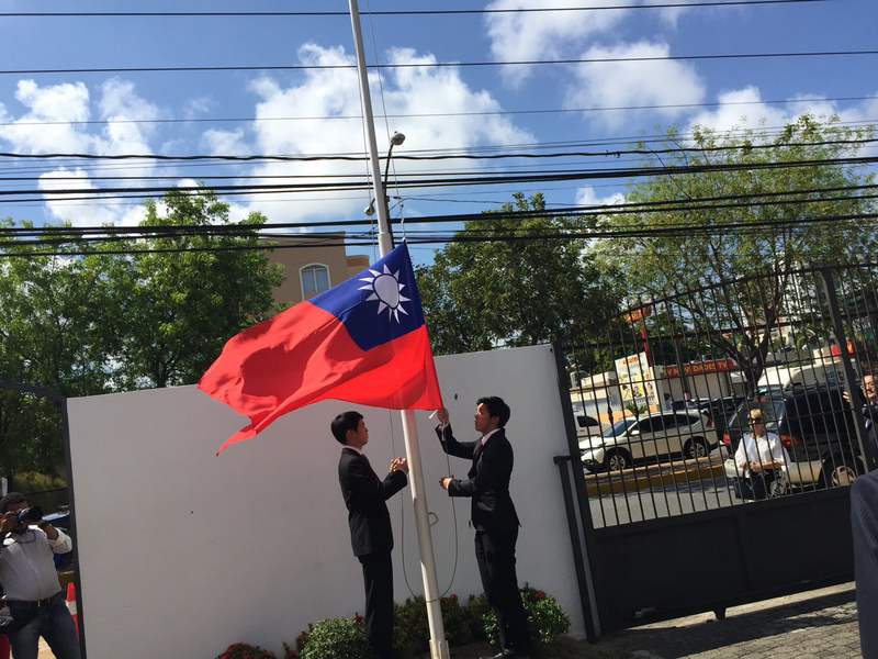 中華民國與多明尼加斷交後，駐多明尼加大使館於當地時間1日下午，舉行降旗典禮。 圖：僑委會提供