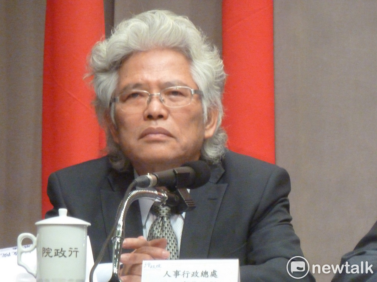 行政院人事行政總處今（20）天表示，自今年9月1日起，兼職費每月調漲新台幣500元。圖為人事長施能傑。 圖：謝莉慧/攝（資料照片）