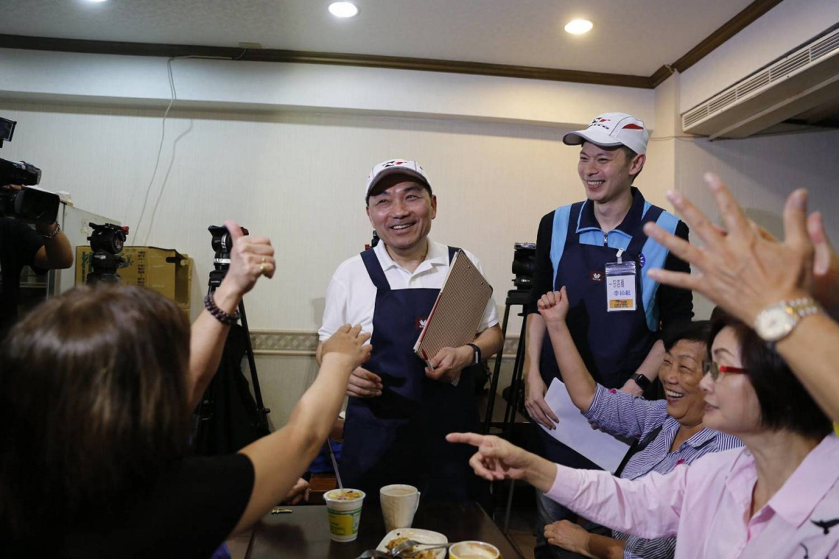 國民黨新北市長參選人侯友宜今天一早和台北市大安、文山區市議員參選人李柏毅一同到早餐店擔任一日快閃店員。 圖:侯友宜競選辦公室/提供