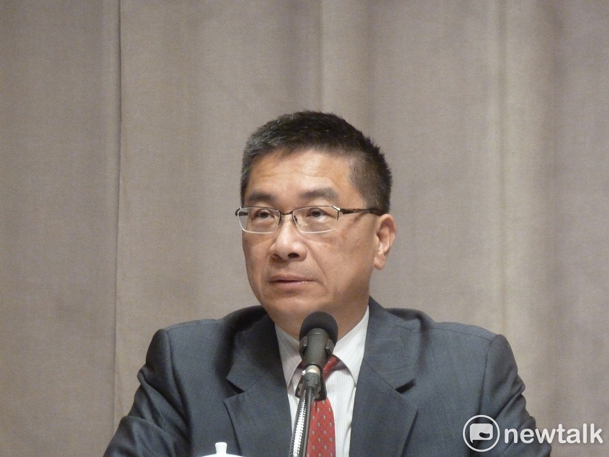 行政院發言人徐國勇今（3）天表示，台大校長當選人管中閔在台灣大學與台灣大哥大簽署產學合作契約之前就去當台哥大的獨董，明顯不符合規定。 圖：謝莉慧/攝