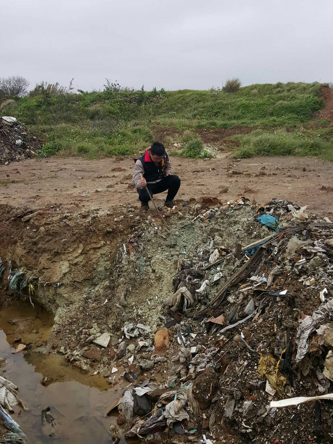 桃園市觀音區草漯重劃區一期土地被檢舉埋有大量垃圾及事業廢棄物，包商挖出後堆置未處理。 圖: 戴兆華/提供
