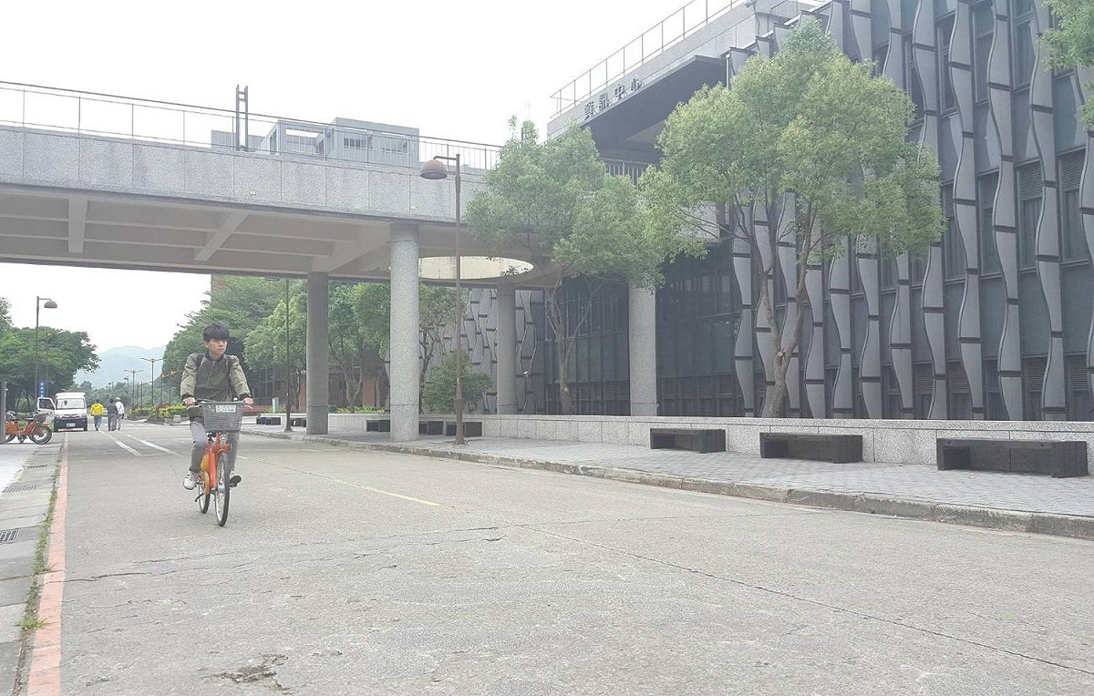 可以騎乘YouBike來體驗校園內各學院建築物不同風貌。 圖：新北市政府交通局／提供