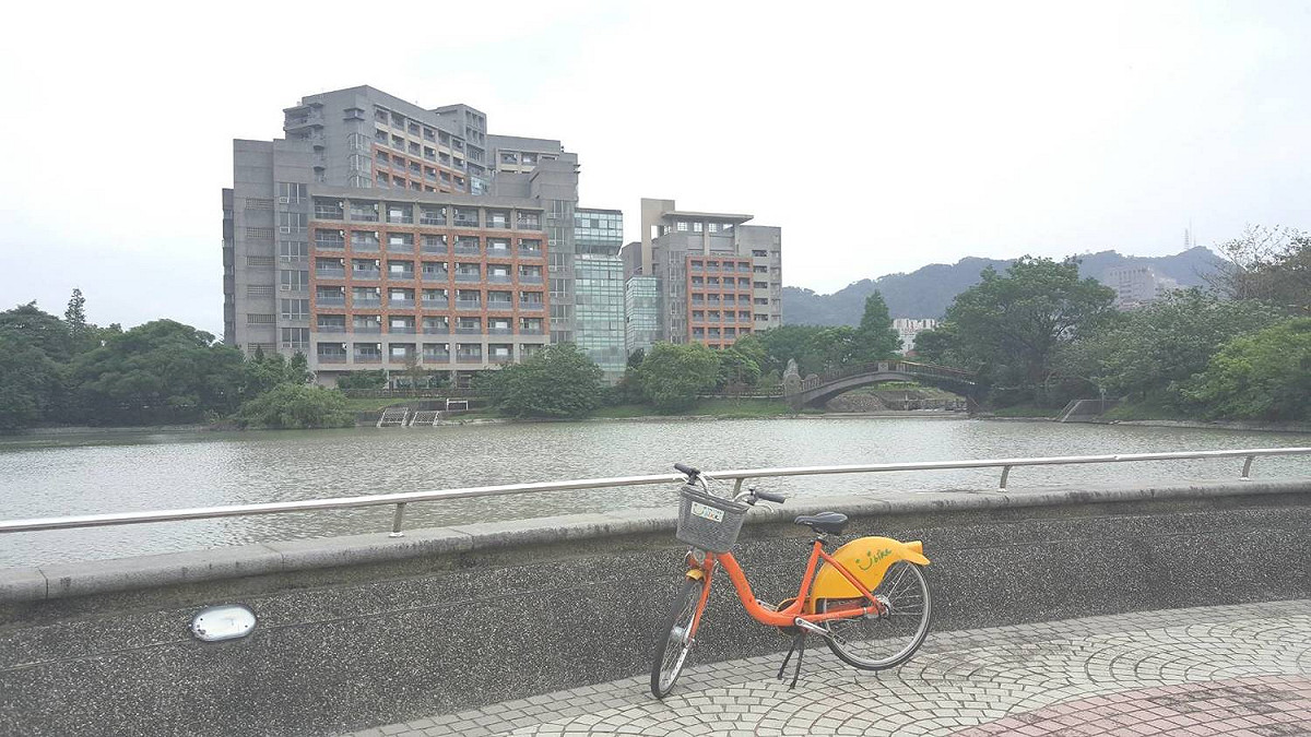 由於台北大學內有完整的環狀自行車道系統，市民可以利用YouBike在校園巡禮。 圖：新北市政府交通局／提供