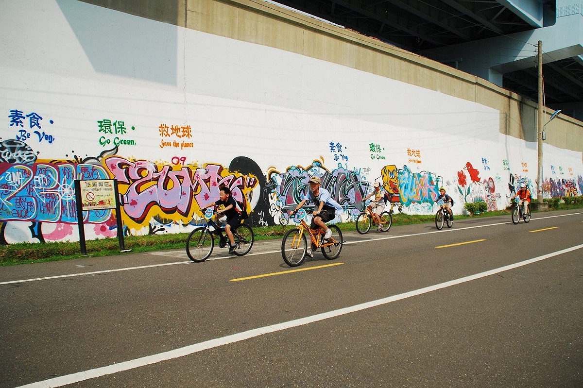 水利處表示，即日起開放河濱公園6處防洪牆的塗鴉空間，包括迎風、美堤、百齡右岸、福和、景美和成美右岸等6處河濱公園。  圖：台北市政府／提供