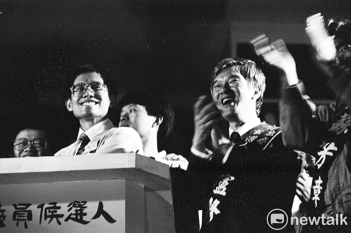 盧修一、周慧瑛投票前聯合造勢晚會，黑名單郭倍宏現身造勢，在簡錫堦精心策劃下，是當年選舉最轟動的一場演講會，郭倍宏與盧修一。 圖：邱萬興／攝