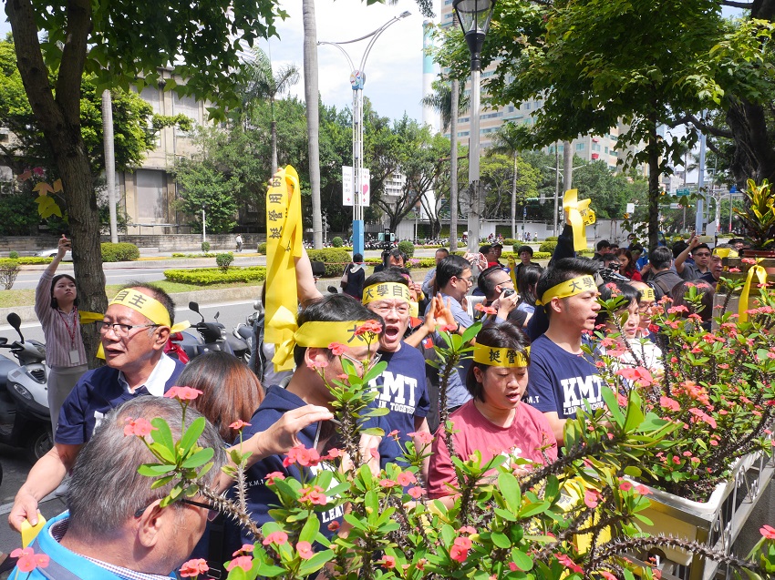 國民黨團上午率團衝進教育部，在教育部的欄杆綁上印有「大學自主」、「挺管用的」黃絲帶。 圖：趙婉淳／攝