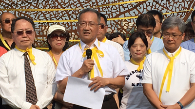 教育部駁回台大校長遴選結果，清華大學教授李家維（前中）和多名師生於4月29日在校園綁上黃絲帶，發表「清華宣言」，捍衛大學自治。 圖：清華大學提供