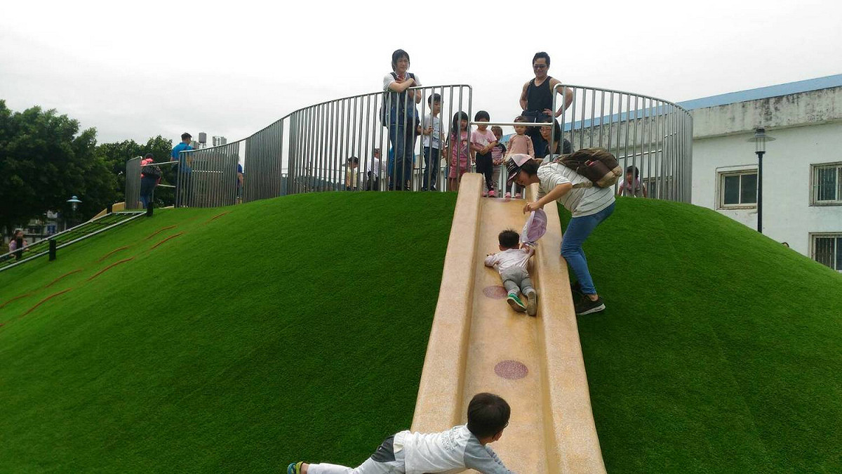 緊鄰台鐵西部幹線的鶯歌永昌公園，打造出全市首座3D熔岩立體彩繪溜滑梯，今 (4) 日正式啟用，帶給附近居民新休憩空間。 圖：新北市政府/提供