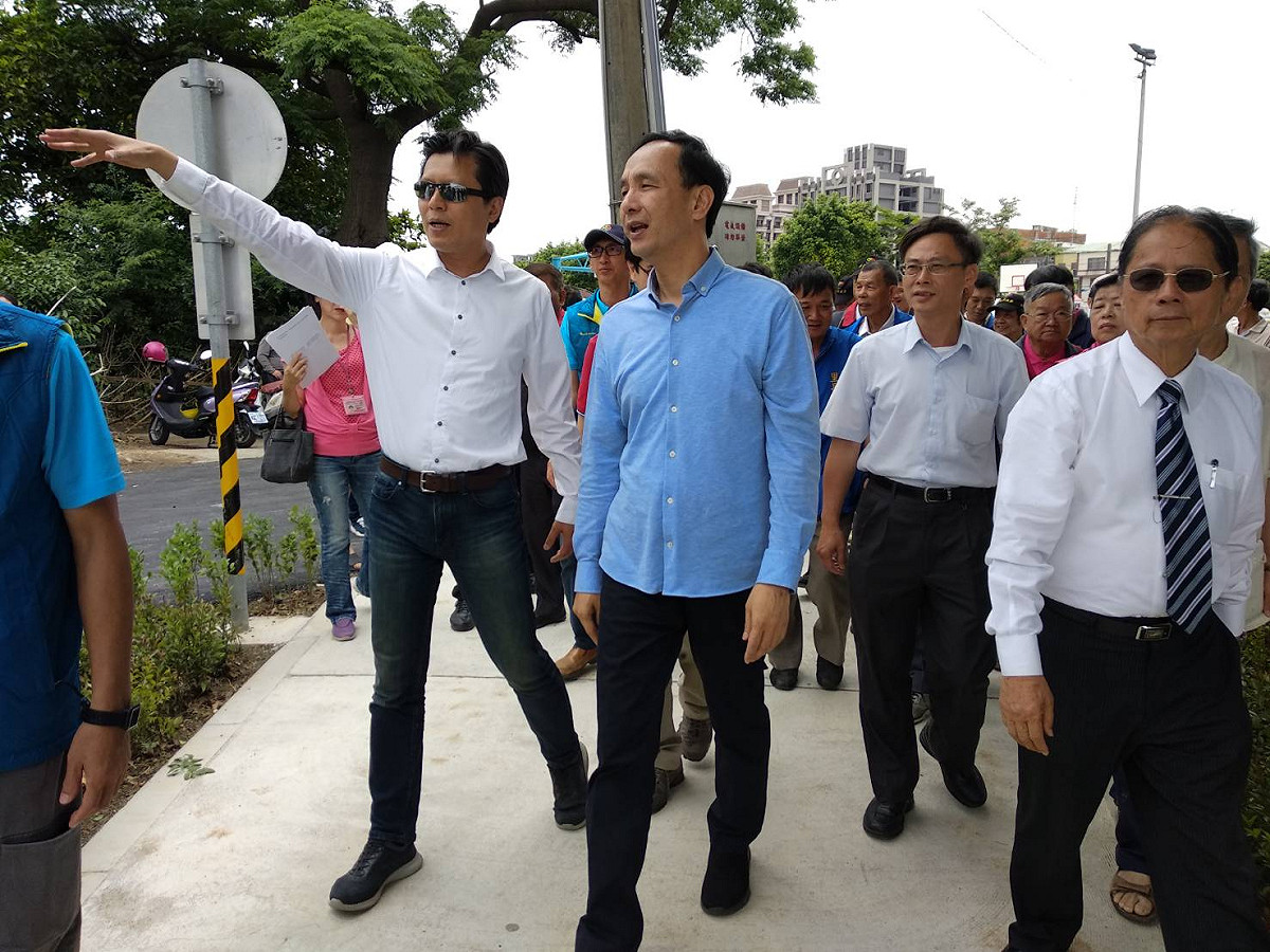 新北市長朱立倫表示，於去年底啟動公園活化再造，並設置一處全台首座以3D熔岩立體彩繪為主體的地景遊戲場。 圖：新北市政府/提供