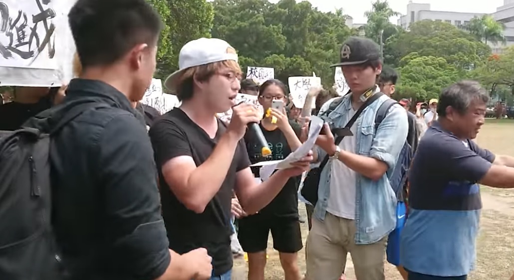 挺管不挺管？成大部分教授及退休老師今 (4) 日在榕園發起黃絲帶聲援活動，但遭成大十多名學生質疑其行動並不代表成大全體師生的意見，雙方氣氛緊張，甚至一度引發推擠衝突。 圖：翻攝自YOUTUBE
