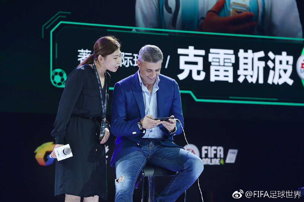 官方邀請葡萄牙傳奇球星Luís Figo（菲戈）、前阿根廷傳奇射手Hernán Crespo（克雷斯波）來同樂，並在足球遊戲上來一場對決。 圖：翻攝自 FIFA足球世界 微博