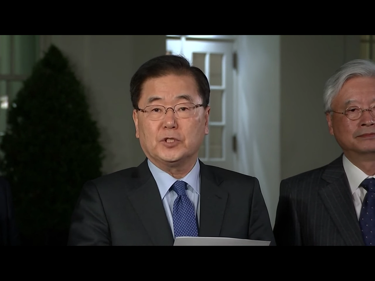 目前人已在華盛頓的鄭義溶（左），將和美國國家安全顧問波頓(John Bolton)會晤。儘管青瓦台辦公室官員表示，尚未接獲為「川金會」場地做準備的正式要求，但外媒猜測，會談地點或已敲定板門店。 圖：翻攝自Youtube