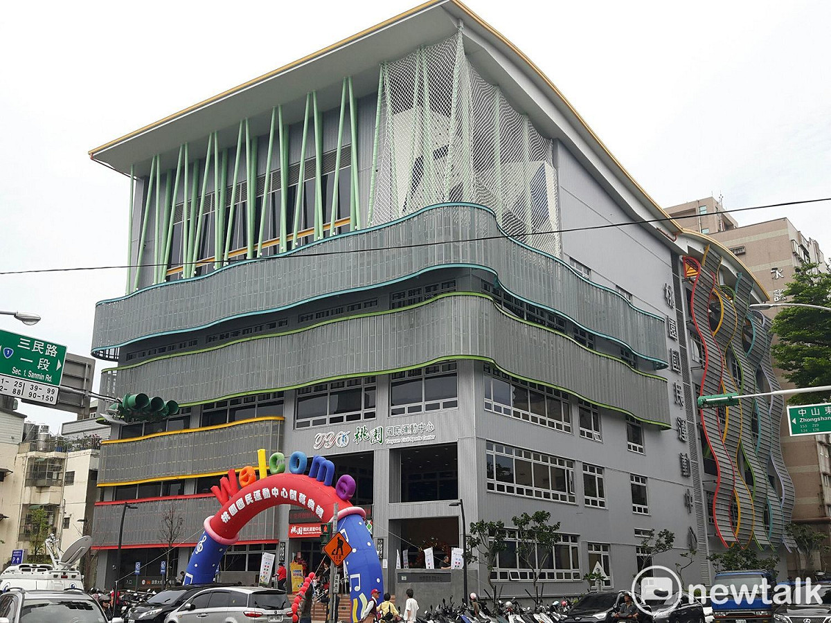 桃園國民運動中心位在桃園區三民路與中山東路口，為地下2層、地上5層建物，場館內有溫水游泳池、體適能中心、韻律教室、羽球場、綜合球場及桌球場6大設施。 圖:林昀真/攝