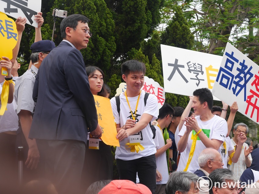 學生代表把陳情書遞給台大代理校長郭大維。 圖：趙婉淳／攝