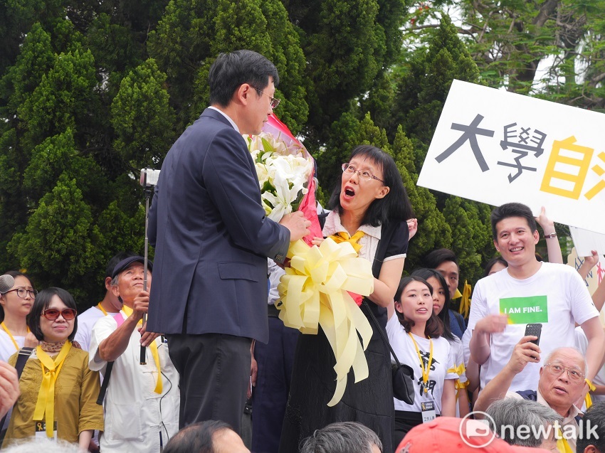 台大中文孝張素卿教授獻花給台大代理校長郭大維。 圖：趙婉淳／攝