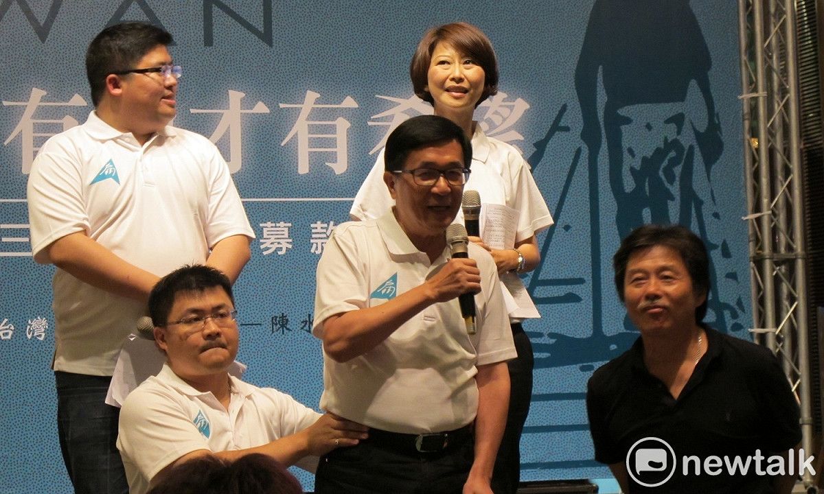 前總統陳水扁4日晚間在凱達格蘭基金會介紹義賣品「台灣勇哥」。 圖：林朝億/攝