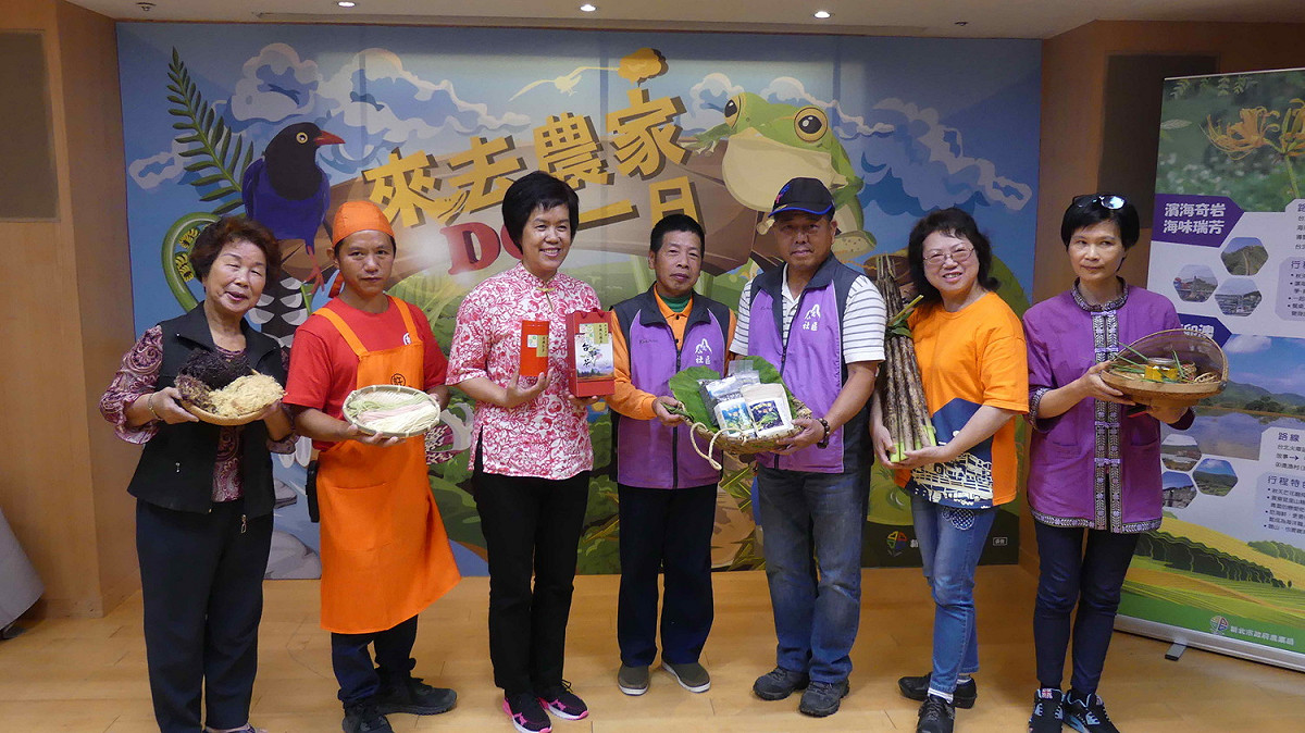 農業局啟動「來去農家DO一日」平台，由農家代表歡迎大家參與在地特色遊程。 圖：王峻昌／攝