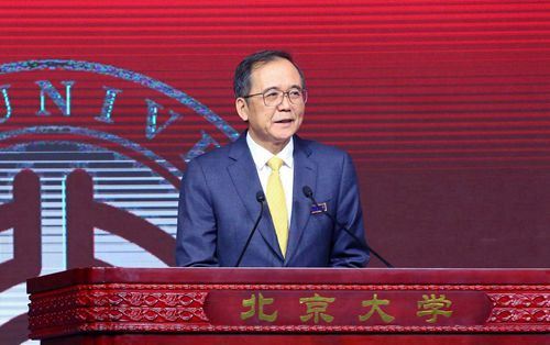 北京大學校長林建華4日在120週年校慶致詞時，將「鴻鵠」之志讀錯成「鴻浩」。 圖：取自北京大學新聞中心網站pkunews.pku.edu.cn