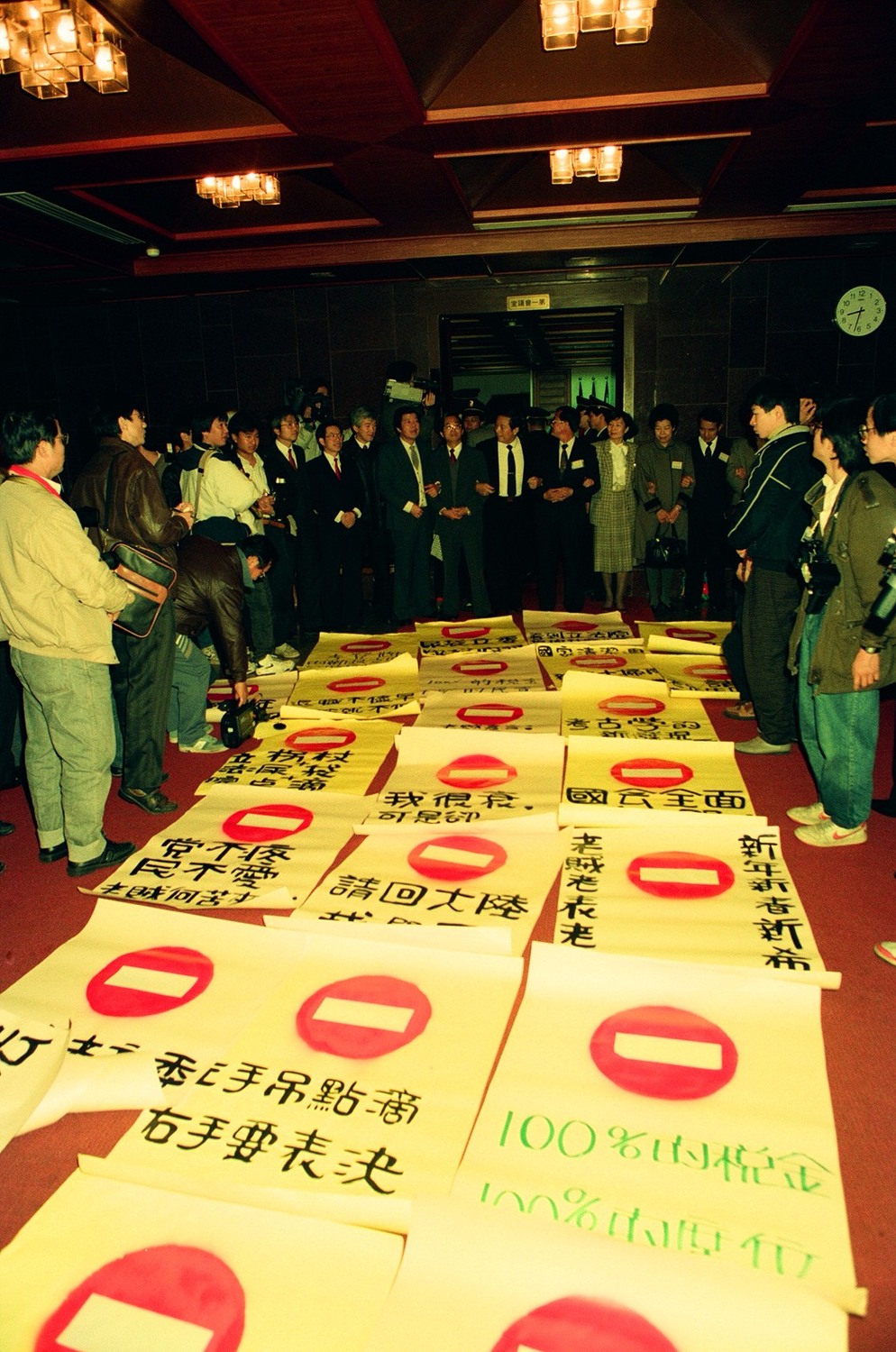 左起民進黨立委洪奇昌、謝長廷、盧修一、劉文雄、陳水扁、張俊雄、黃天生、葉菊蘭、張博雅、陳定南等立委，在立法院群賢樓報到處門口，阻擋資深立委與僑選老立委報到。 圖：余岳叔/攝