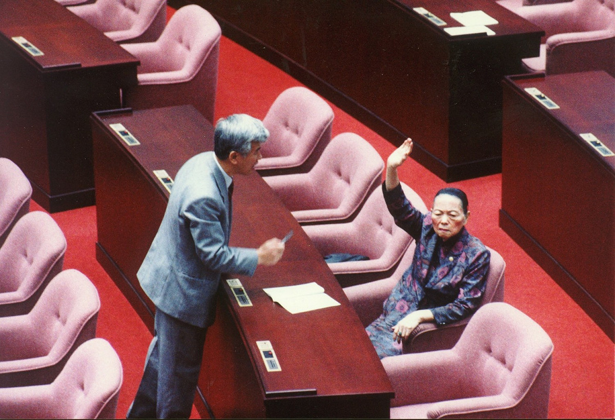 白髮頑童盧修一在立法院議場內，要勸退資深立委楊寶琳。 圖：許伯鑫/攝
