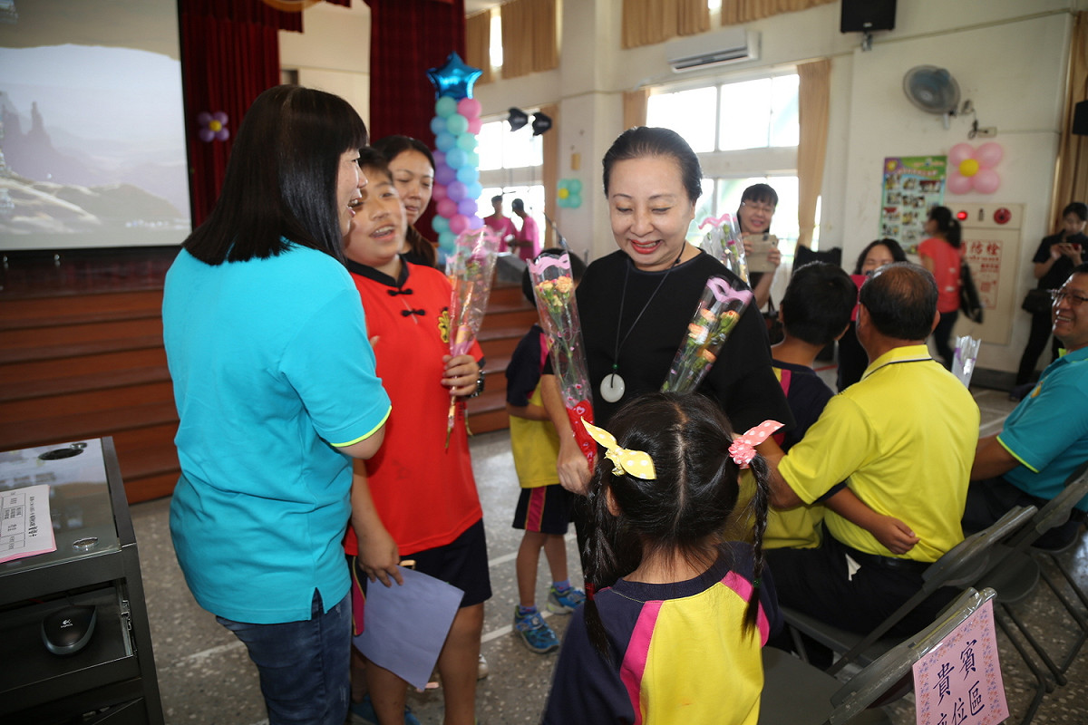小朋友獻花給張花冠。 圖：嘉義縣政府/提供