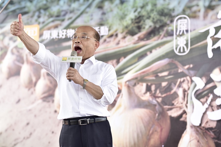 民進黨新北市長候選人蘇貞昌今天現身淡水漁人碼頭，化身叫賣哥推廣來自屏東的洋蔥。 圖：蘇貞昌辦公室提供