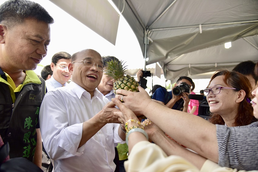 民進黨新北市長候選人蘇貞昌今天現身淡水漁人碼頭，化身叫賣哥推廣來自屏東的洋蔥。 圖：蘇貞昌辦公室提供