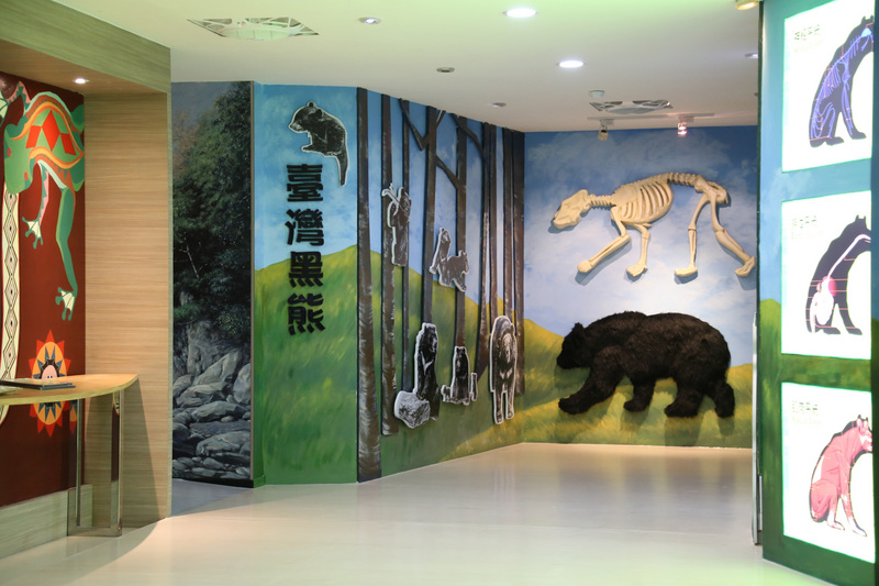 八通關越嶺道東側入口的玉山國家公園南安管理站，經整修後以嶄新面貌迎客，展館融合森林、溪流為背景，其中台灣黑熊展示區，與AR擴增實境結合，以互動方式讓遊客深入了解生態保育的重要性。 圖：中央社