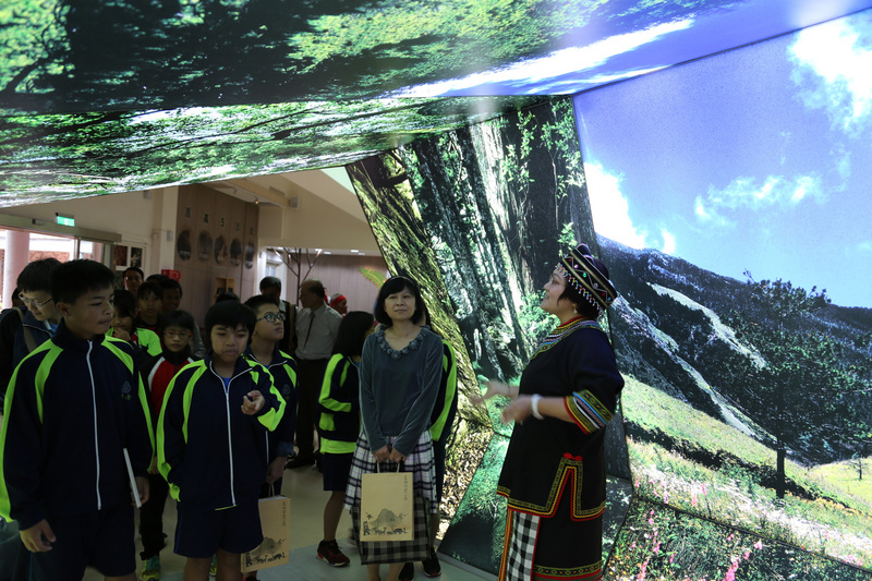 玉山國家公園管理處「南安管理站展示館」開館12年，去年斥資新台幣800多萬元進行更新工程，4日舉行啟用典禮。展館融合森林、溪流為背景，讓參觀民眾宛如走入小型森林隧道，跟著拉庫拉庫溪的路徑探索生物的美。 圖：中央社