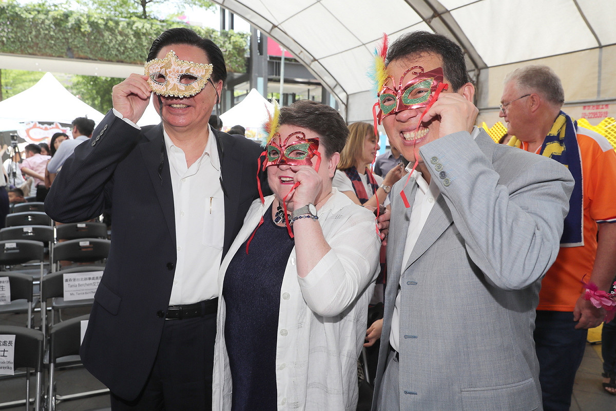 今年歐洲節主題是「面具嘉年華」，現場除發放各式面具供民眾拍照留念，也安排歐洲美食、音樂及舞蹈等表演，預計將吸引逾萬名民眾參加。 圖：外交部/提供