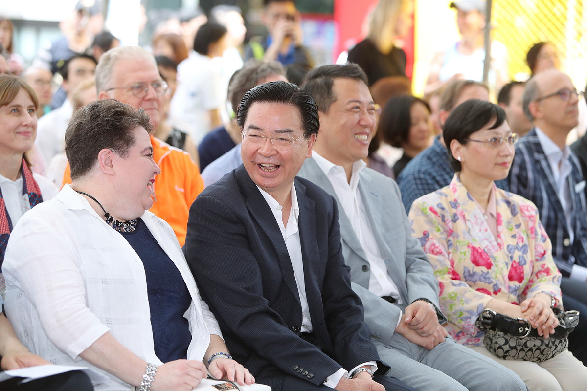 吳釗燮也向參加的駐臺代表們致意，並參觀新北市警犬隊的表演。 圖：外交部/提供