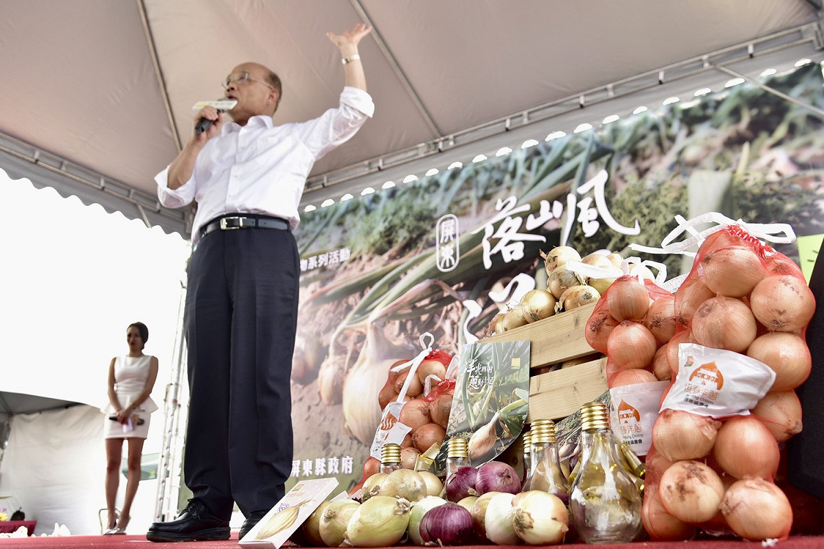 蘇貞昌現身淡水屏東農特產品特賣會，化身叫賣哥。 圖：蘇貞昌競選辦公室提供