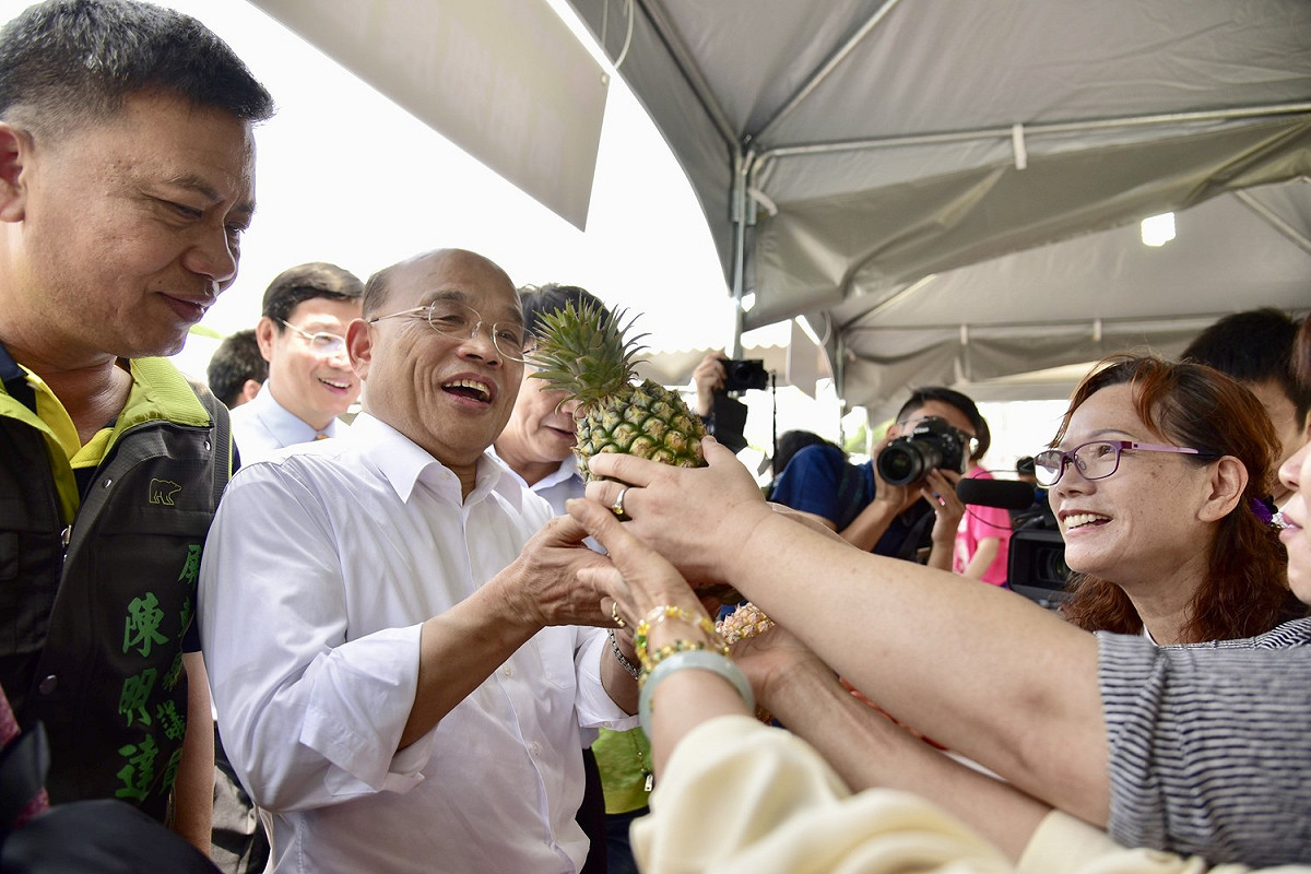 民眾盛情邀請蘇貞昌品嚐屏東鳳梨。 圖：蘇貞昌競選辦公室提供