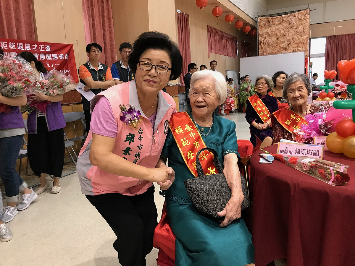 台中市議員邱素貞向獲表揚的模範母親致賀。 圖：台中市議員邱素貞/提供