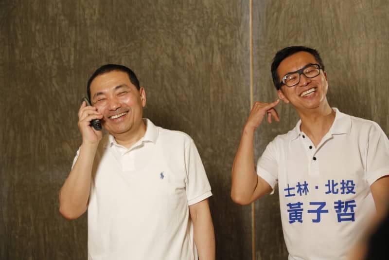 侯友宜今日錄音時，以台語RAP搭配肢體動作，侯友宜也透露，他的動作是模仿八家將的「七星步」，因為小時候常看，所以習慣成自然。但媒體要侯友宜表演時，卻被侯友宜以設備不夠好而婉拒。 圖：候友宜辦公室提供