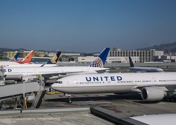 聯航又出包！空姐喝醉機上廣播爆粗口.與乘客親密臉貼臉