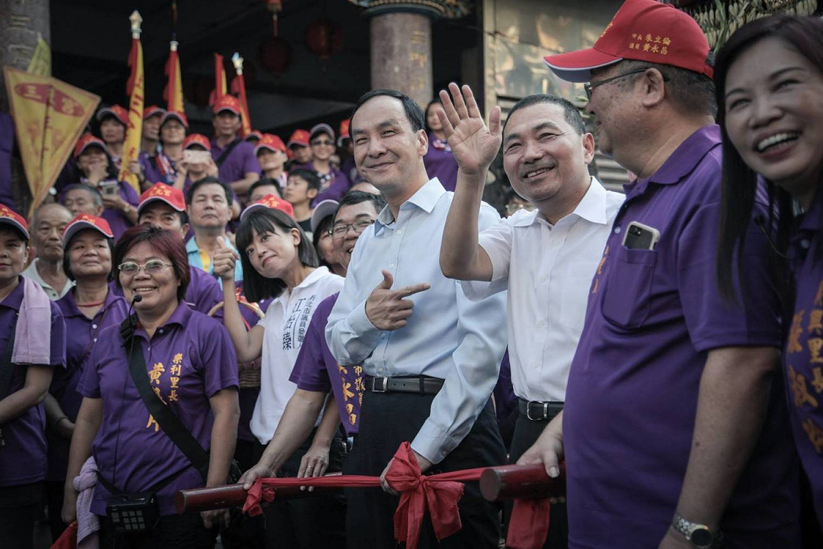國民黨新北市長參選人侯友宜（右）今（6）日參加三元宮三官大帝及媽祖的繞境活動，與市長朱立倫一同到場參拜。 圖：侯友宜辦公室提供