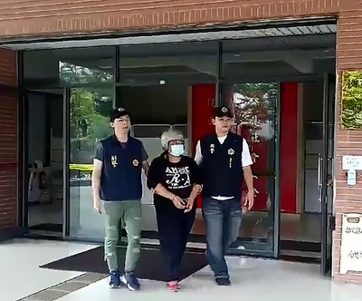 劉姓女子（中）與王姓男子日前到台中太平山區戲水，兩人在溪流旁發生爭吵，劉女憤而將王男推落水中後離去，被警方查出殺人犯行，訊問後依法送辦。 圖/中央社