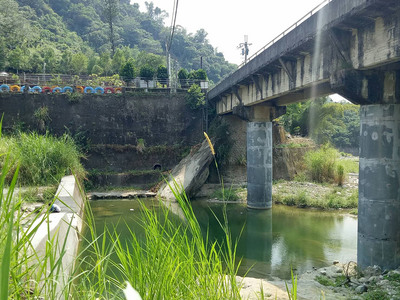 王姓男子日前邀約劉姓女子到太平區北田大橋下戲水，兩人在溪流旁發生爭吵，劉女憤而將王男推落水中後離去，警方詢問後，將劉女依殺人罪嫌移送台中地檢署偵辦。 圖/中央社