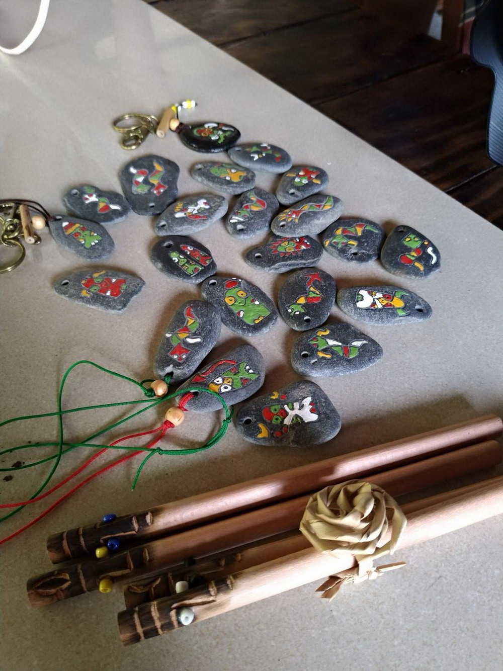 霧台鄉的魯凱族群部落藝品，富含當地石板屋石的特色！ 圖：屏東縣政府提供