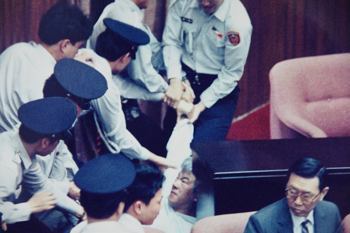 盧修一被警察強制拖離議場時，不僅頭髮被強制拉扯，頭部更因被駐警拉去撞到桌腳而昏厥。 圖：周嘉華/攝
