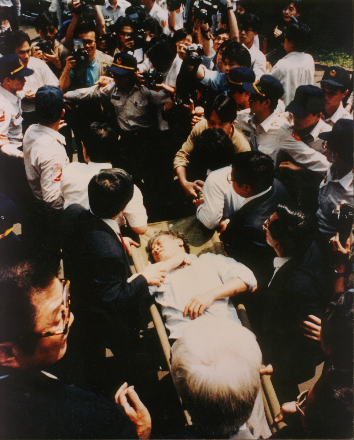 盧修一立委被立法院駐衛警圍毆，四度被強行抬出國會議場，最後因頭部因撞到議事桌的桌角而告昏厥，送臺大醫院急救。 圖：潘小俠/攝