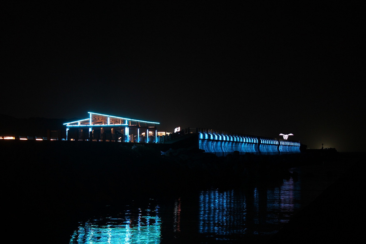 即日起，深澳漁港辦理海天步道光雕啟用，還能與九份黃金山城光彩相互輝映，讓你白天可以賞山景、海景，夜晚可以在海天步道邊欣賞光雕秀的炫麗色彩。 圖：新北市政府提供