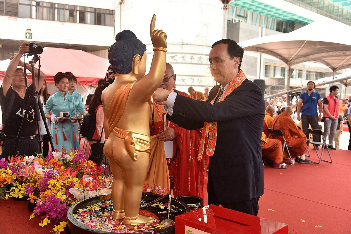 新北市長朱立倫說，佛教是重要的傳統宗教之一，其能教化人心、使人向善。 圖：新北市政府/提供