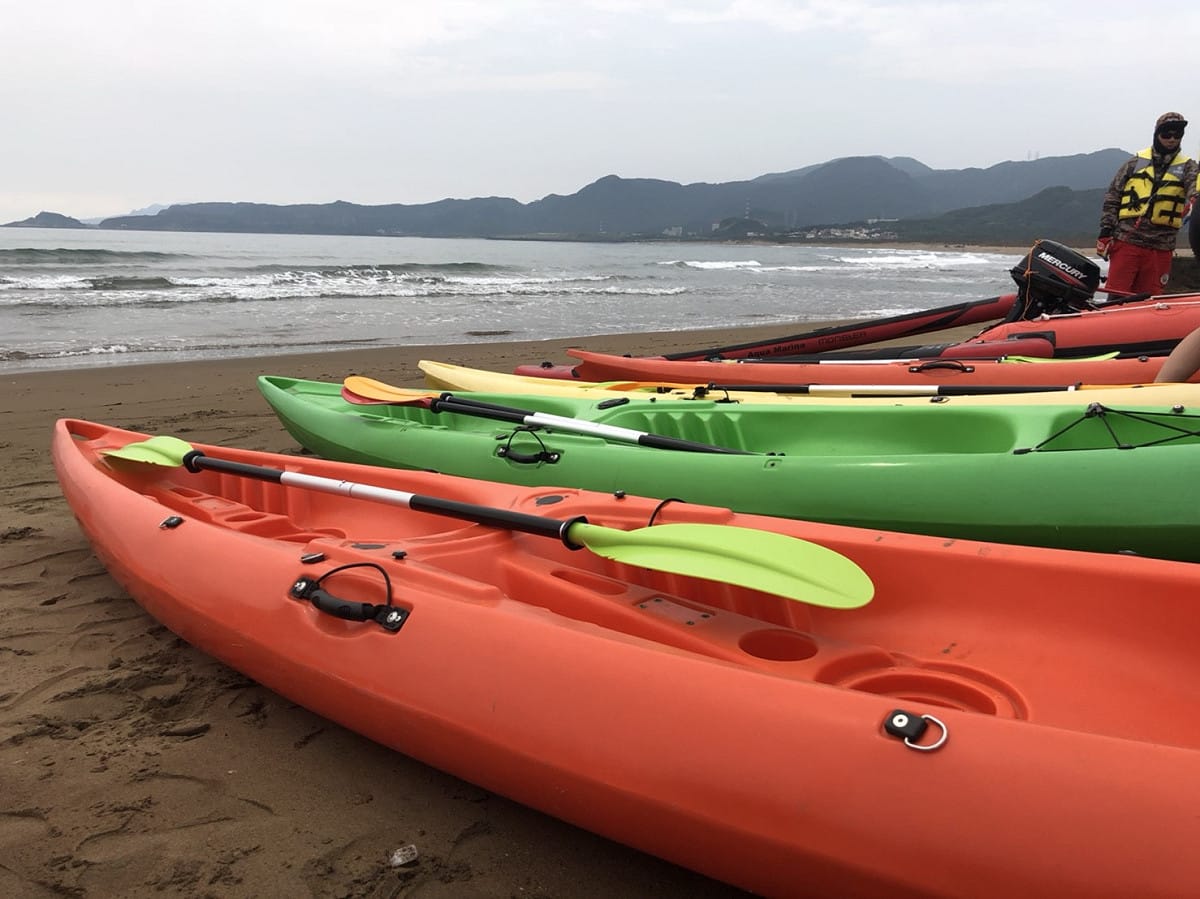 水上活動只能衝浪、浮淺嗎？那現在你應該知道有一項水上活動新體驗！位在金山水尾漁港的獨木舟活動正流行。 圖：丘秝榕／攝