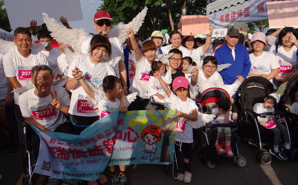 奇美醫學中心公益路跑活動院長邱仲慶與公益團隊及弱勢團體共同合影。 圖 : 奇美醫院/提供