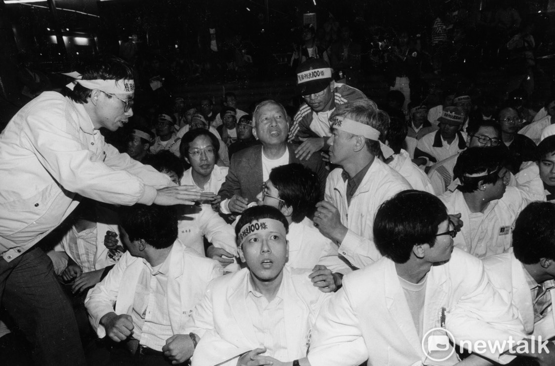 一○○行動聯盟的「反閱兵、廢惡法」行動，一九九一年十月十日清晨，在憲警驅離前，盧修一立委與教授、學生在台大基礎大樓前靜坐，保護李鎮源院士不受到傷害。 圖：潘小俠/攝